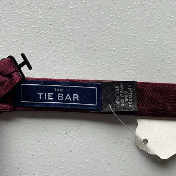 The Tie Bar bow tie deep red silk with a subtle weave pattern - Picture 2 of 4